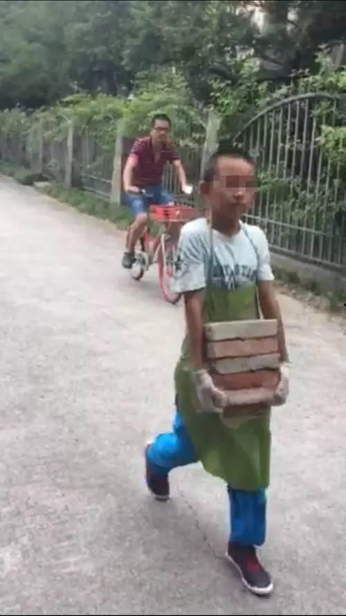 搬砖的视频,搬砖工人的辛勤岁月